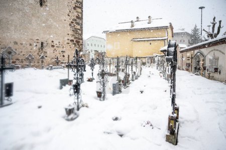 Foto de Cementerio en la vieja ciudad europea durante el invierno, San Candido, Italia - Imagen libre de derechos