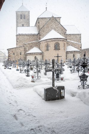 Téléchargez les photos : Cimetière dans la vieille ville européenne pendant l'hiver, San Candido, Italie - en image libre de droit
