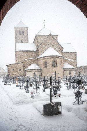 Téléchargez les photos : Cimetière dans la vieille ville européenne pendant l'hiver, San Candido, Italie - en image libre de droit