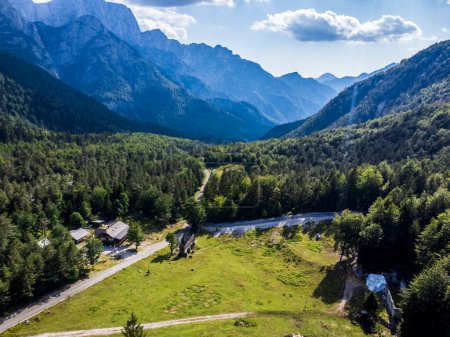 Téléchargez les photos : Vue aérienne panoramique de la montagne Val Dogna, Italie - en image libre de droit