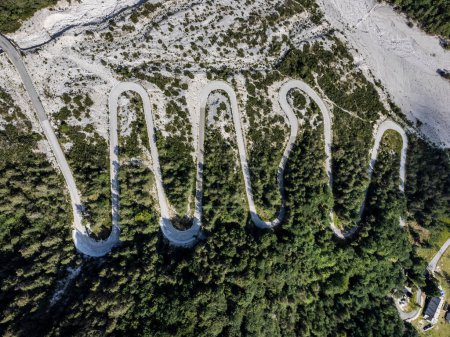 Téléchargez les photos : Vue aérienne panoramique de la montagne Val Dogna, Italie - en image libre de droit