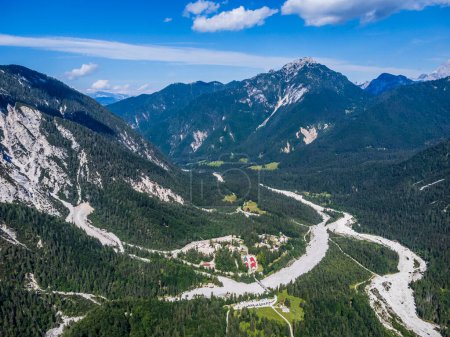Foto de Pintoresca toma aérea de la montaña Val Dogna, Italia - Imagen libre de derechos