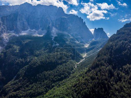 Foto de Pintoresca toma aérea de la montaña Val Dogna, Italia - Imagen libre de derechos