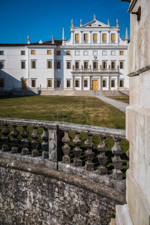 Téléchargez les photos : Villa Manin, ancienne résidence du Doge de Venise. Couleurs du coucher du soleil. Passariano, Codroipo - en image libre de droit