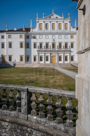 Téléchargez les photos : Villa Manin, ancienne résidence du Doge de Venise. Couleurs du coucher du soleil. Passariano, Codroipo - en image libre de droit