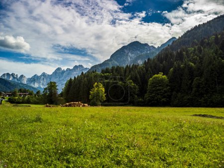 Téléchargez les photos : Plan panoramique de la belle Valbruna par une journée ensoleillée - en image libre de droit