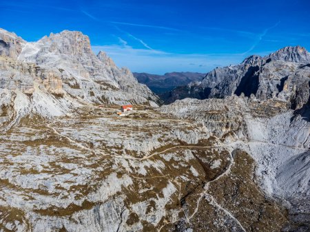 Téléchargez les photos : Vue panoramique de la montagne Tre Cime di Lavaredo en Italie - en image libre de droit