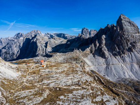 Téléchargez les photos : Vue panoramique de la montagne Tre Cime di Lavaredo en Italie - en image libre de droit