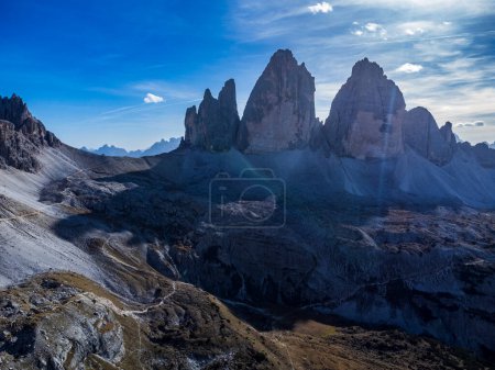 Foto de Plano escénico de la montaña Tre Cime di Lavaredo en Italia - Imagen libre de derechos
