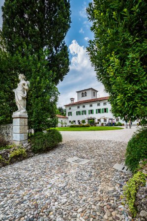 Téléchargez les photos : Vue panoramique de la belle villa à Moruzzo, Italie - en image libre de droit