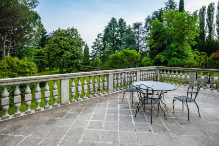 Foto de Pintoresco plano de hermoso jardín de villa en Moruzzo, Italia - Imagen libre de derechos