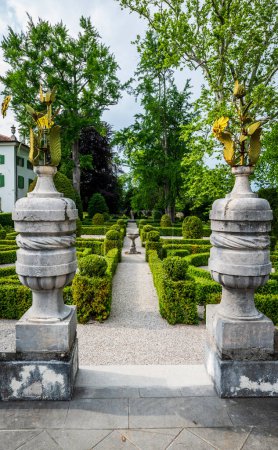 Téléchargez les photos : Plan panoramique de beau jardin de villa à Moruzzo, Italie - en image libre de droit