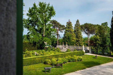 Téléchargez les photos : Plan panoramique de beau jardin de villa à Moruzzo, Italie - en image libre de droit