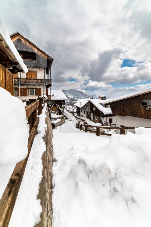 Téléchargez les photos : Plan panoramique de belles cabanes en bois couvertes de neige Sauris, Province d'Udine, Italie - en image libre de droit