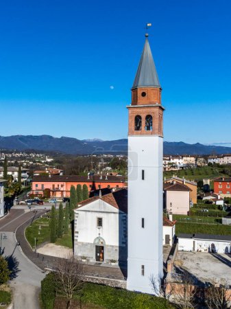 Téléchargez les photos : Clocher de l'église de Raspano di Cassacco - en image libre de droit