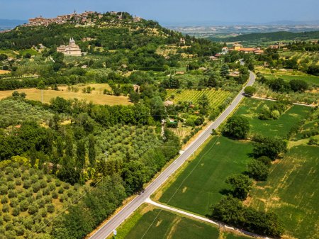 Téléchargez les photos : Belle vue sur Montepulciano, ville perchée en Toscane, Italie - en image libre de droit