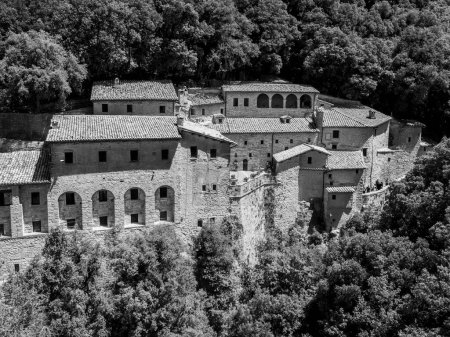Hermosa vista de Eremo delle Carceri, Italia Asís. Ermita de las cárceles en el Monte Subasio