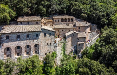 Téléchargez les photos : Belle vue sur Eremo delle Carceri, Italie Assise. Ermitage des prisons du Mont Subasio - en image libre de droit