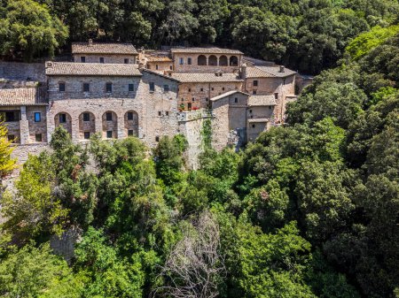 Foto de Hermosa vista de Eremo delle Carceri, Italia Asís. Ermita de las cárceles en el Monte Subasio - Imagen libre de derechos