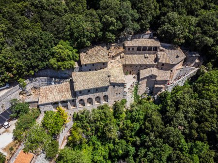 Hermosa vista de Eremo delle Carceri, Italia Asís. Ermita de las cárceles en el Monte Subasio