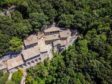 Foto de Hermosa vista de Eremo delle Carceri, Italia Asís. Ermita de las cárceles en el Monte Subasio - Imagen libre de derechos