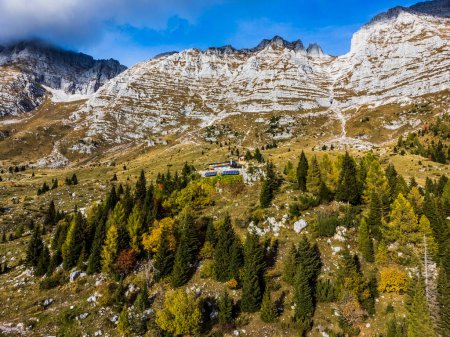 Foto de Vista del valle de Val Raccolana y Montasio, al noreste de Italia - Imagen libre de derechos