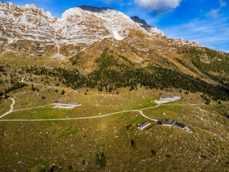 Vue sur la vallée du Val Raccolana et Montasio, au nord-est de l'Italie