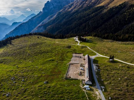 Téléchargez les photos : Vue sur la vallée du Val Raccolana et Montasio, au nord-est de l'Italie - en image libre de droit
