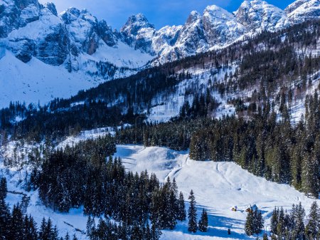 Téléchargez les photos : Rio Freddo, Italie, vue sur le village alpin enneigé d'en haut - en image libre de droit