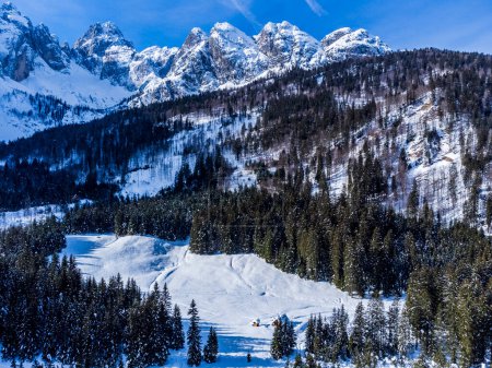 Téléchargez les photos : Rio Freddo, Italie, vue sur le village alpin enneigé d'en haut - en image libre de droit