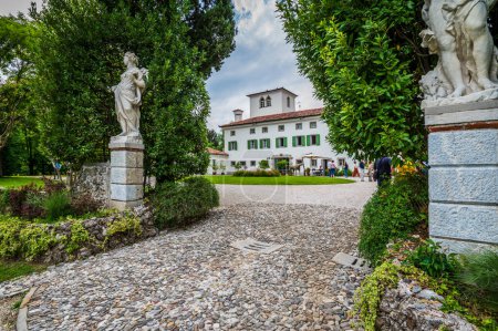 Foto de MORUZZO, Italia - 17 de mayo de 2015: Fachada de la Villa Savorgnan di Brazza, situada en el corazón de la región de Friuli. - Imagen libre de derechos