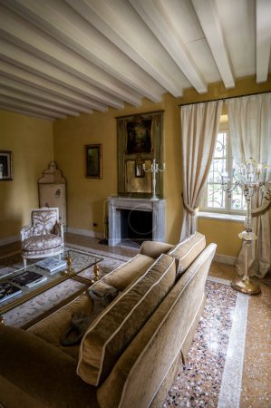 Foto de MORUZZO, Italia - 17 de mayo de 2015: interior de la Villa Savorgnan di Brazza, situada en el corazón de la región de Friuli. - Imagen libre de derechos