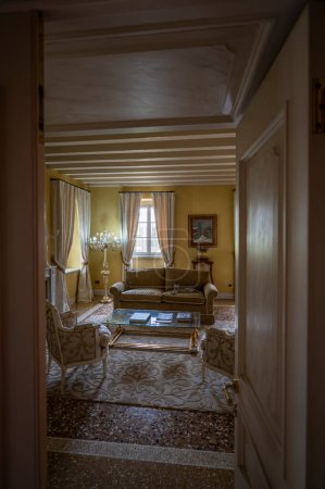 Téléchargez les photos : MORUZZO, Italie - 17 mai 2015 : intérieur de la Villa Savorgnan di Brazza, située au cœur de la région du Frioul. - en image libre de droit