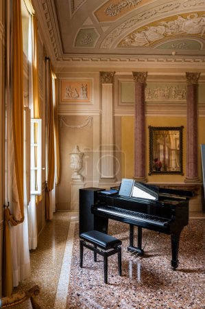 Foto de MORUZZO, Italia - 17 de mayo de 2015: interior de la Villa Savorgnan di Brazza, situada en el corazón de la región de Friuli. - Imagen libre de derechos