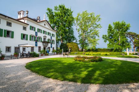 Foto de MORUZZO, Italia - 17 de mayo de 2015: Fachada de la Villa Savorgnan di Brazza, situada en el corazón de la región de Friuli. - Imagen libre de derechos