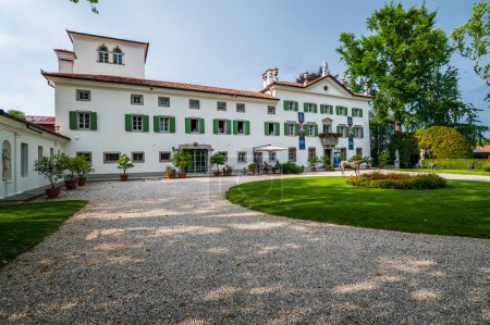 Téléchargez les photos : MORUZZO, Italie - 17 mai 2015 : Façade de la Villa Savorgnan di Brazza, située au cœur de la région du Frioul. - en image libre de droit