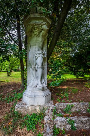Foto de MORUZZO, Italia - 17 de mayo de 2015: estatua cerca de la Villa Savorgnan di Brazza, situada en el corazón de la región de Friuli. - Imagen libre de derechos