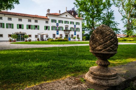 Téléchargez les photos : MORUZZO, Italie - 17 mai 2015 : Façade de la Villa Savorgnan di Brazza, située au cœur de la région du Frioul. - en image libre de droit