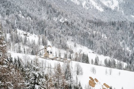 Foto de Invierno en Sauris di Sotto. Magia de nieve y viejas casas de madera. Italia - Imagen libre de derechos