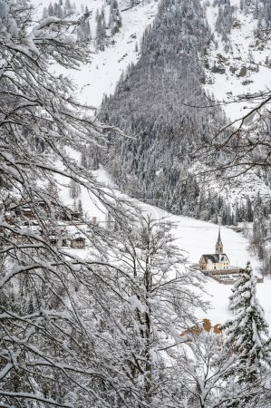 Téléchargez les photos : Hiver à Sauris di Sotto. Magie de la neige et vieilles maisons en bois. Italie - en image libre de droit
