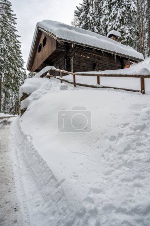 Téléchargez les photos : Hiver à Sauris di Sotto. Magie de la neige et vieilles maisons en bois. Italie - en image libre de droit