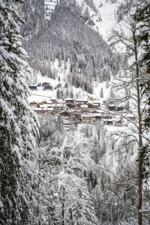 Winter in Sauris di Sotto. Zauber von Schnee und alten Holzhäusern. Italien
