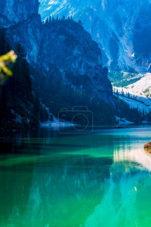 Téléchargez les photos : Dolomites. Lac des Braies et bateaux. Couleurs émeraudes sur l'eau. - en image libre de droit