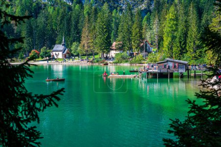 Foto de Dolomitas. Lago Braies y barcos. Colores esmeralda en el agua. - Imagen libre de derechos