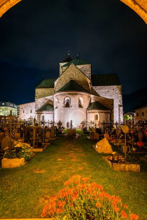 Téléchargez les photos : San Candido. Ville des Alpes dans les Dolomites la nuit - en image libre de droit