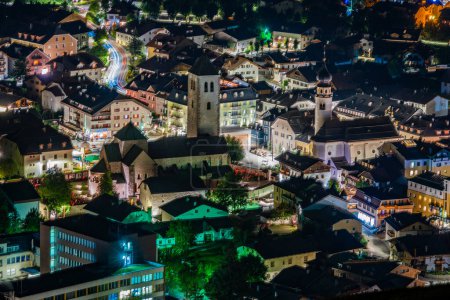 Foto de San Candido. Ciudad de los Alpes en los Dolomitas por la noche - Imagen libre de derechos