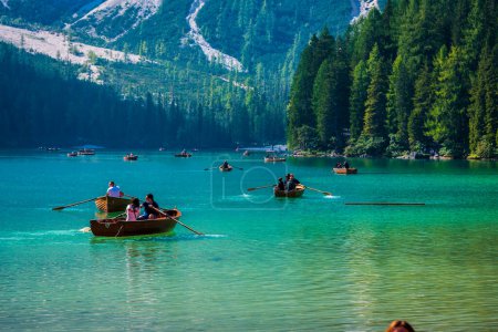 Foto de Reflexiones otoñales y doradas sobre el Lago Braies. Parque de los Dolomitas. - Imagen libre de derechos