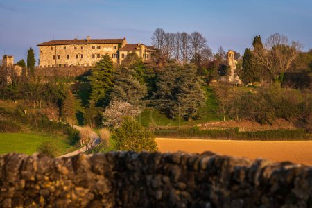Téléchargez les photos : Belle vue sur le complexe du château d'Arcano en Italie - en image libre de droit