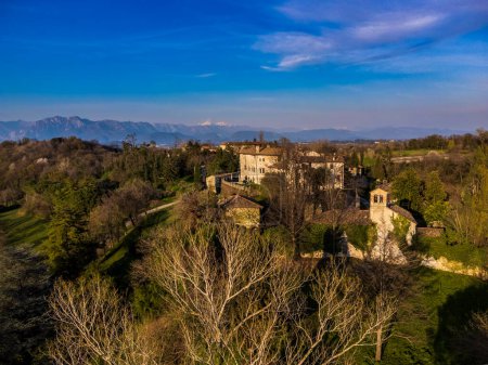 Téléchargez les photos : Belle vue sur le complexe du château d'Arcano en Italie - en image libre de droit
