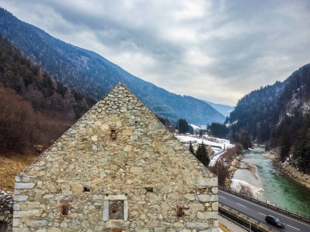 Foto de Fortificación medieval (Chiusa di Rio Pusteria) del siglo XII, Val Pusteria, Dolomitas, Italia - Imagen libre de derechos